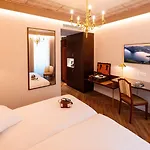 International Au Historic Lakeside Otel