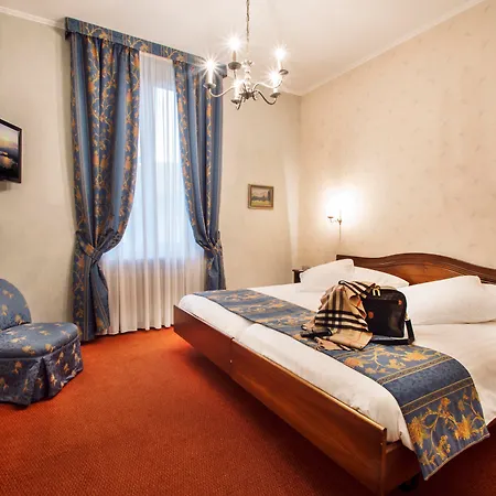 International Au Historic Lakeside Otel