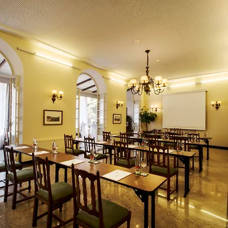 International Au Historic Lakeside Hotel 3*