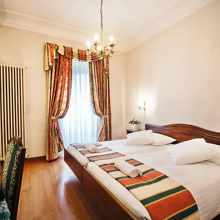 International Au Historic Lakeside Hotel