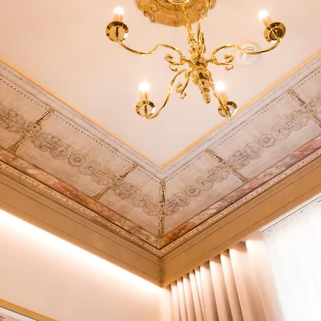 Hotel International Au Historic Lakeside 3*