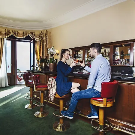 International Au Historic Lakeside Hotel