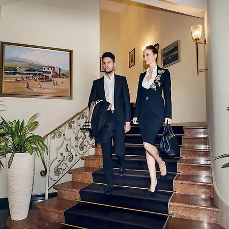 International Au Historic Lakeside Hotel