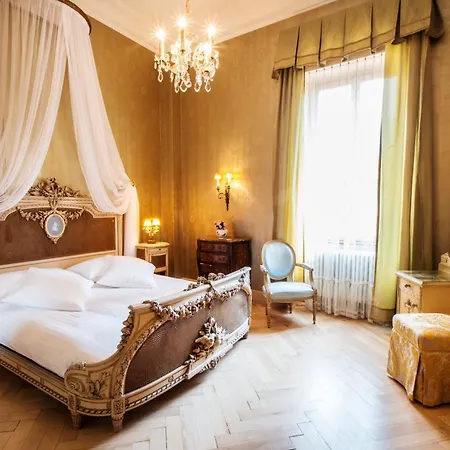 International Au Historic Lakeside Готель 3*
