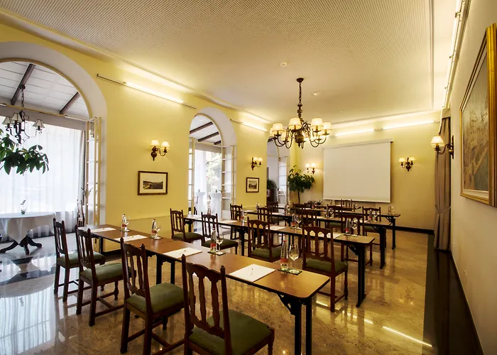 International Au Historic Lakeside Hotel 3*