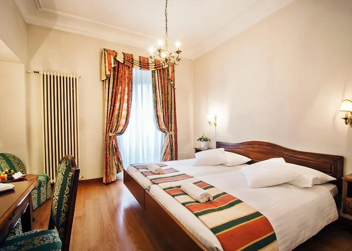 International Au Historic Lakeside Hotel