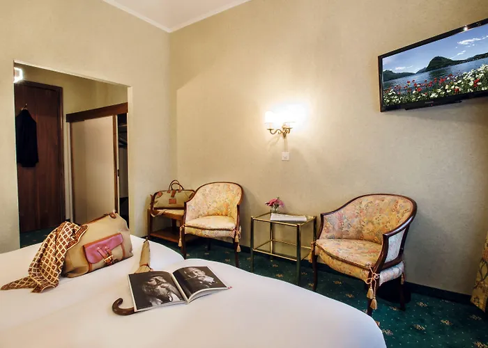 International Au Historic Lakeside Otel 3*