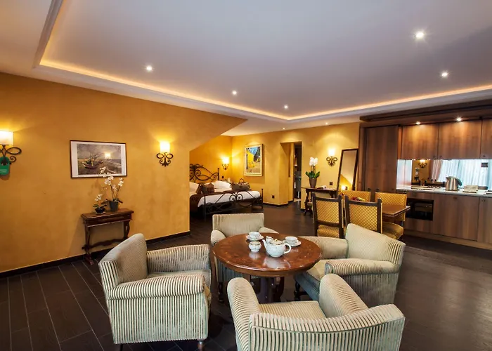 International Au Historic Lakeside Hotel