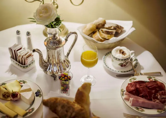 International Au Historic Lakeside Hotel