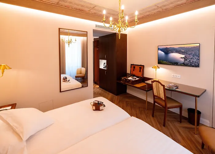 International Au Historic Lakeside Otel