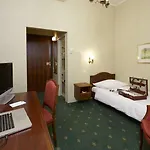 International Au Historic Lakeside Hotel