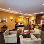 International Au Historic Lakeside Hotel