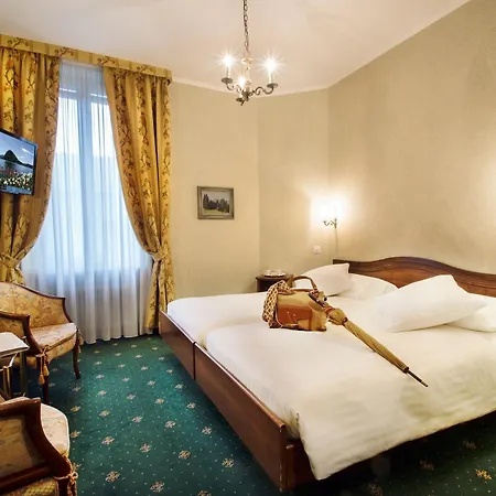 International Au Historic Lakeside Hotel