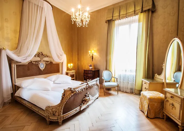 International Au Historic Lakeside Szálloda 3*