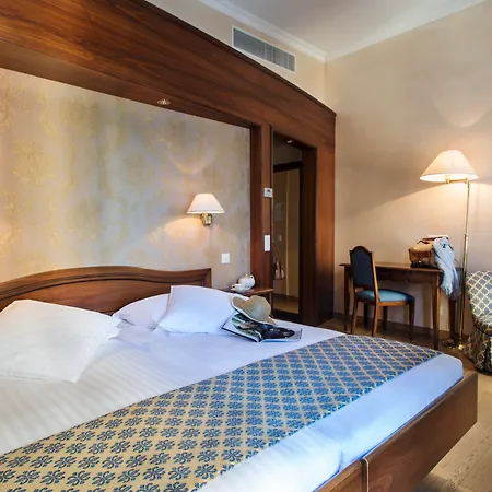International Au Historic Lakeside Hotel 3*